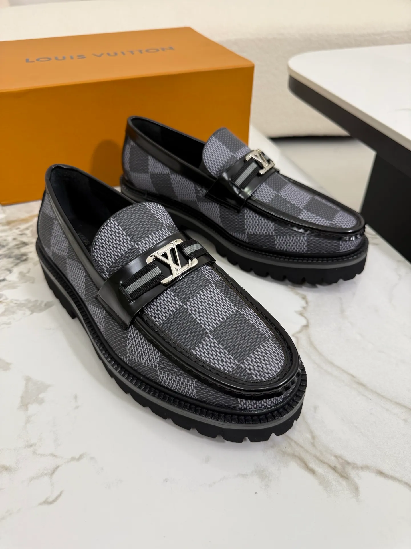 [L Family] Top P: 800💰 ▪️Size: 39-44 (38.45 custom-made) The top male god leather shoes Lv series are sold at the same time with original factory configuration, original cowhide fabric imported from Italy, soft and comfortable, imported water-dyed cow lining, soles: original ultra-light French foam outsole super comfortable, original factory with single goods 🔍🔍high quality, can be entered and exited at will, welcome to compare and synchronize.